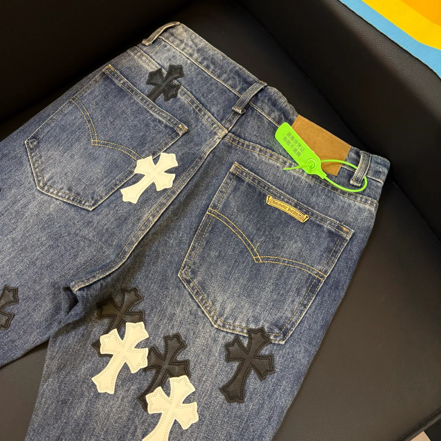 P260 Style number: D346 ChromeHearts Chrome washed blue and black and white leather straight pants, ceiling-level jeans, a pair is hard to find at the counter‼ ️About Zangyin✅This is an extremely luxurious fashion brand that can also be called the aristocracy of the high street. It has always been an exclusive brand for some hipsters or rich second generations. The color of this model is already very eye-catching by using a unique washed material. It is decorated with pink patch cross flowers, which cleverly highlights the charm of the brand. Secondly, this model adopts a classic high-waist cut design, which highlights the long legs and fashionable temperament of the upper body. The brand is highly recognizable and the slim-fitting configuration is more suitable for daily wear. The personality will be fashionable and the specifications can be seen at a glance. Materials and technology ✅ Needless to say, this point goes without saying. As an excellent craftsman brand, Zangyin's requirements for details and craftsmanship are really perfect. The washed color of this model has gone through a lot of processes, not to mention the embellishment of the denim appliqués. It is also purely handmade and sewn. Just like what they believe in, only handmade things have soul and have the meaning of wearing. A top-notch heavy-duty fashionable denim item, recommended by both hands‼ ️ Size: 28, 30, 32, 34, 36 (S-XXL) Color: blue Size reference: Pants length 100 102 104 106 106 Waist 72 76 80 84 88 Recommended weight S (about 130 pounds) M (about 120 pounds) L (about 140 pounds) XL (about 165) XXL (about 185)